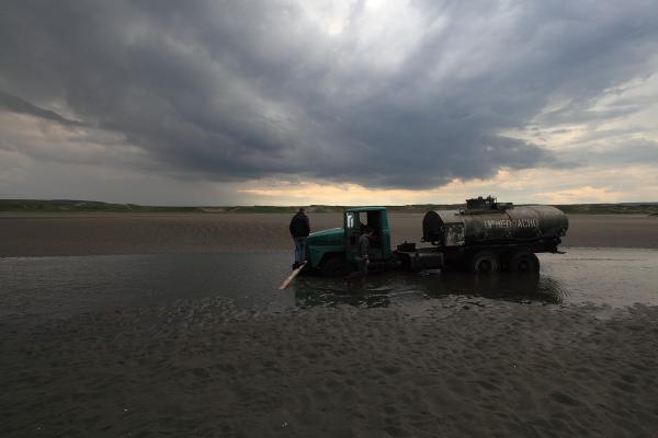 Some roads here could be tricky, especially littoral coastline ones. Roadable only at low tide hours, if you stuck in tricky sand you could loose your vehicle. Like this military petrol tank lorry.